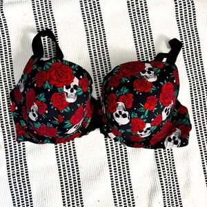 Torrid 38D back smoothing curve bra skulls & roses
